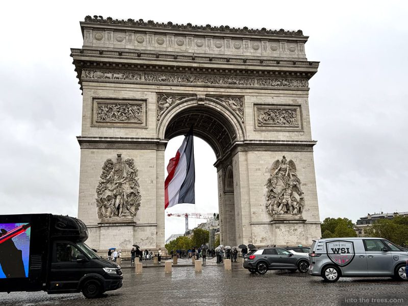 Arc de Triomphe with traffic driving past.